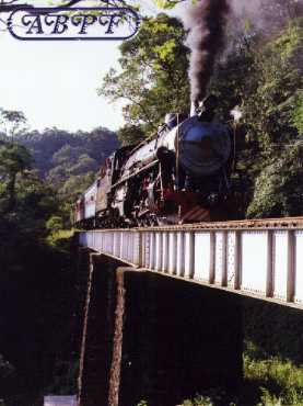 Locomotiva Mikado 760, com composio em um passeio Histrico-Cultural sobre o viaduto das quatro pontes na Serra do Mar