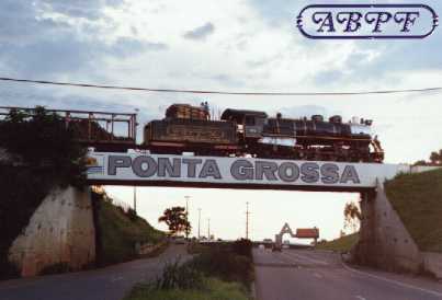 Locomotiva Mikado 760, passando sobre o viaduto na cidade de Ponta Grossa/PR